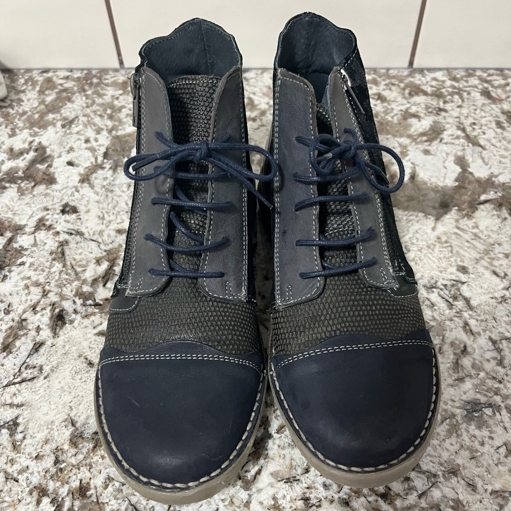 Brand name “Nice” size 40 Navy blue Ladies booties.